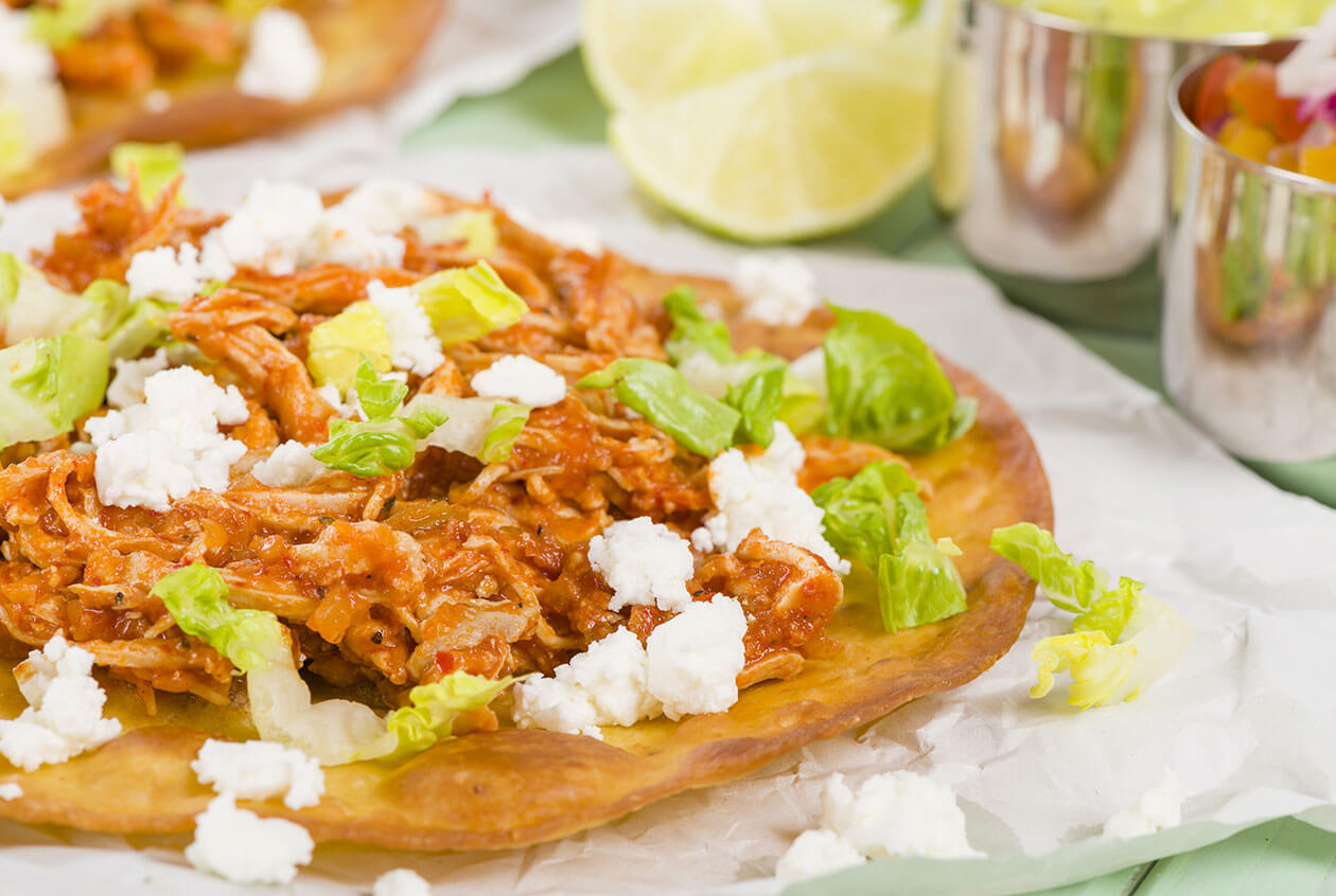 Tostadas De Tinga De Pollo Con Chipotle Y Chorizo