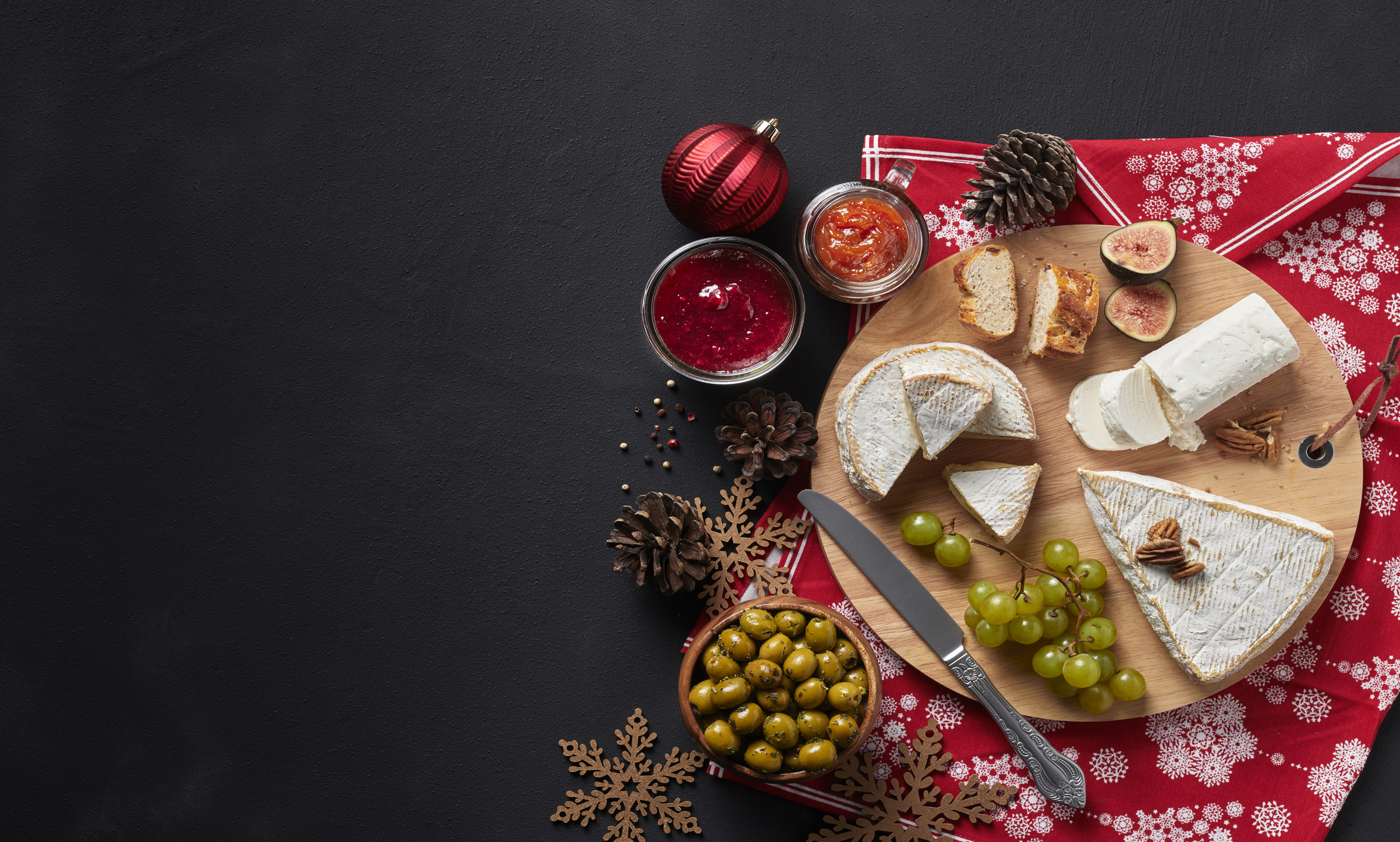 Tabla de quesos, mermeladas y aceitunas