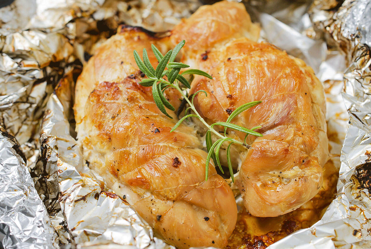 Pollo empapelado con verduras al horno